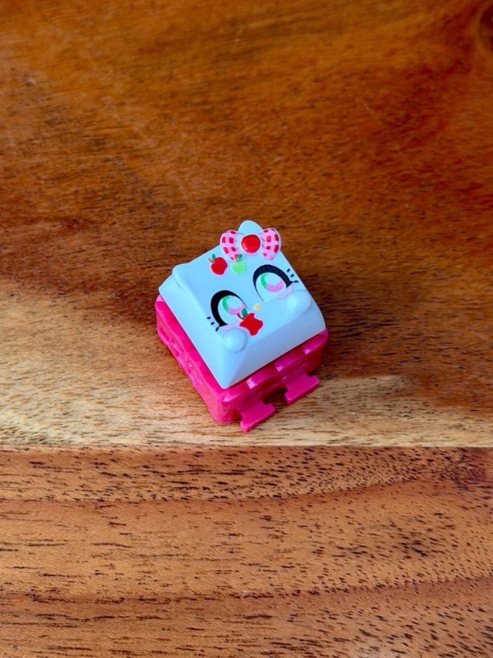 Clickeez Series 1 Hello Kitty and Friends Fruity Picnic APPLEKITTY!!